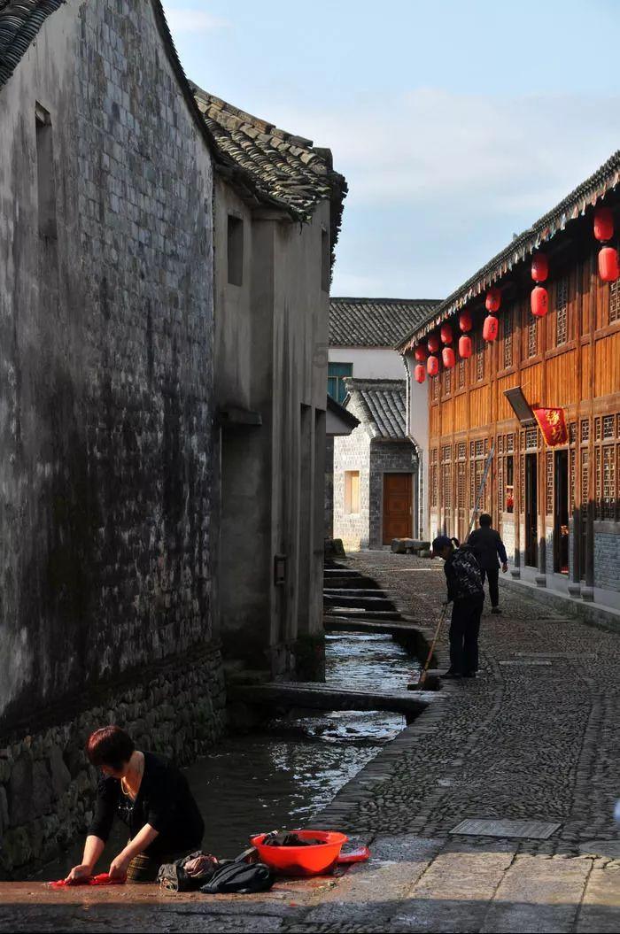 天蓝色短款修身连衣裙,简单大方,优雅从容,气质不一般,你喜欢吗?- 专业的问答类网站